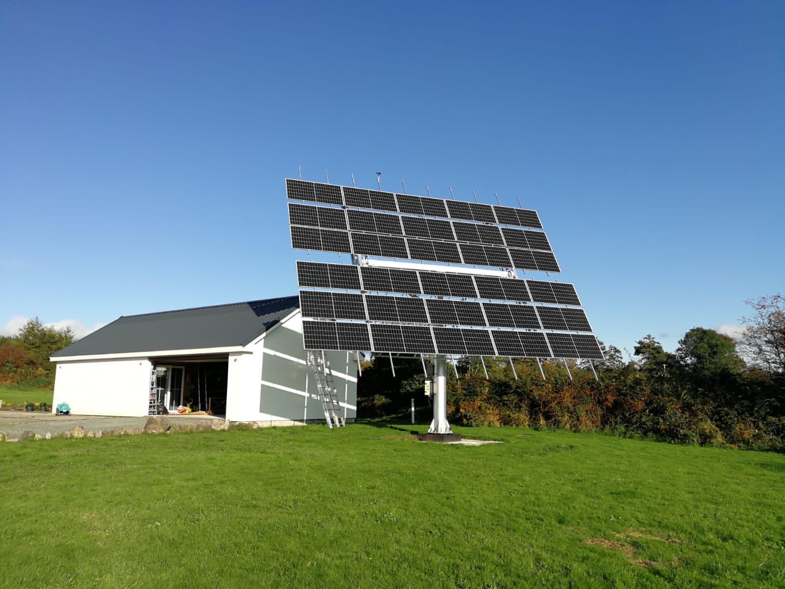 محطة طاقة أيرلندا 25KW PV ، استخدم ألواح شمسية أحادية الشاشة أحادية الشاشة بقوة 460 وات